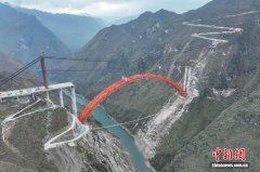 贵州安盘高速古牛河特大桥合龙